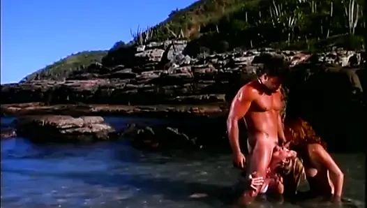 Горячий дикий секс в тройничке в море