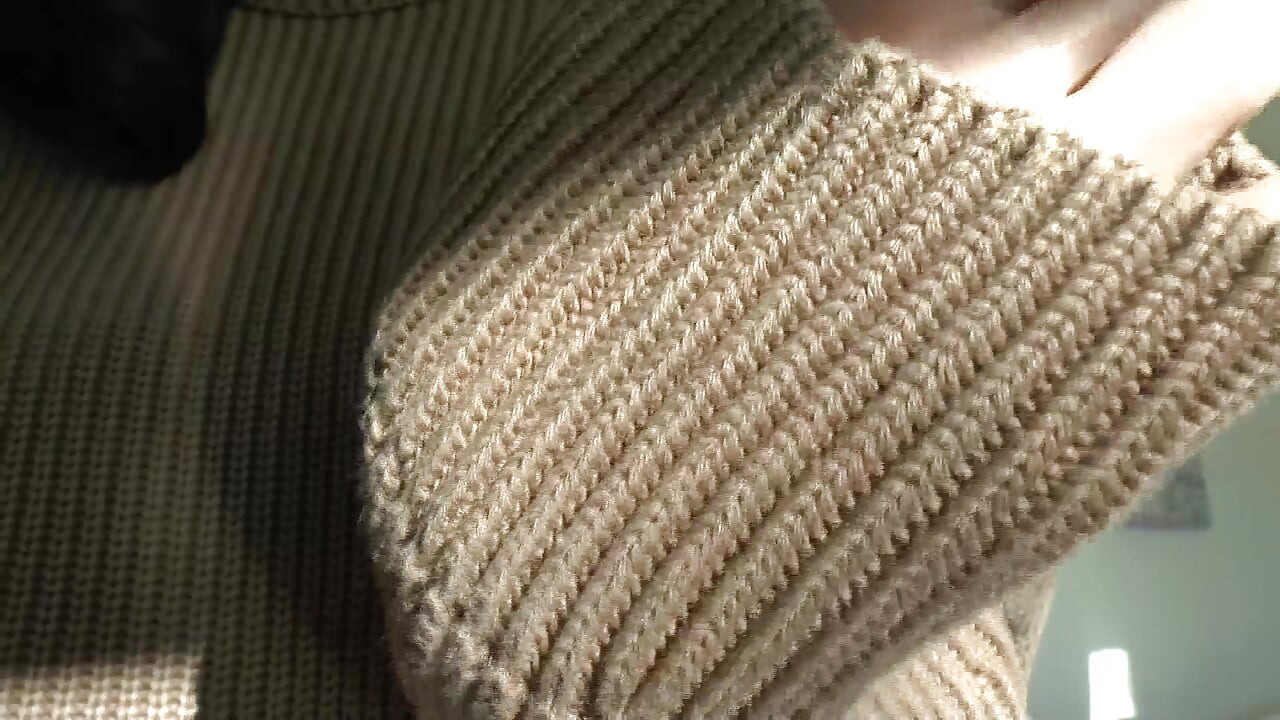 射在我的毛衣上！維多利亞夫人瓦倫特穿著厚厚的高領毛衣