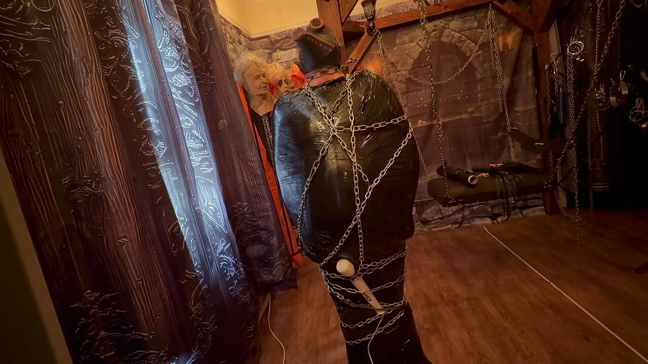 1. dio: - Domina Satana & Bag Man palete omotavaju i povezuju.