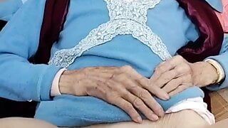 Милая бабушка 90-летия показывает свою киску
