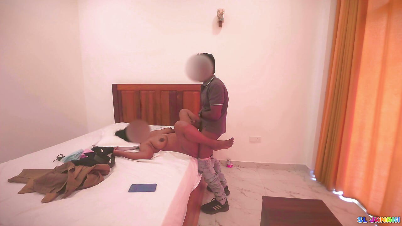 Rest House Supervisor Sex with Cleaning Staff Girl