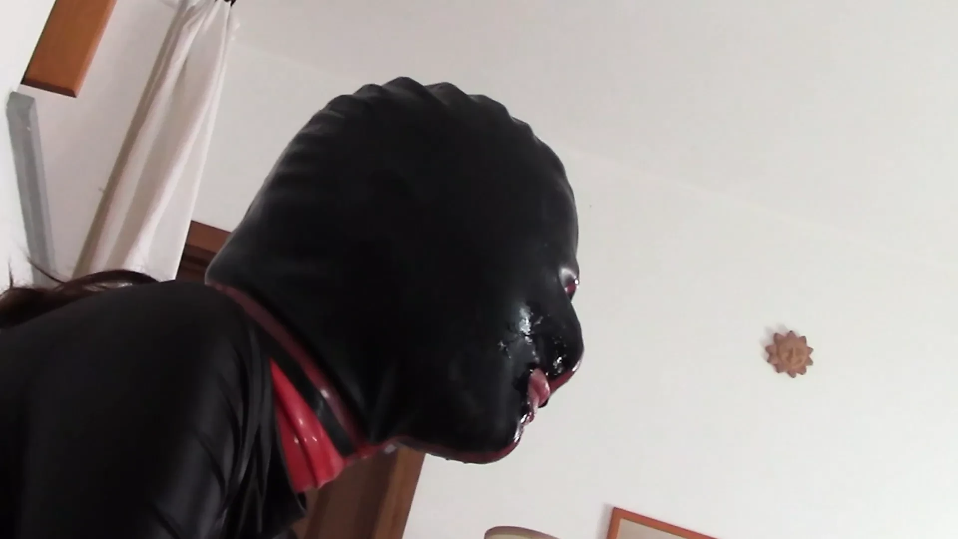 Teaser laura sa kapuljačom na kapuljači izbliza gleda na odličnu akciju pušenja kurca sa začepljenim prstenom i ogromnim gutanje sperme