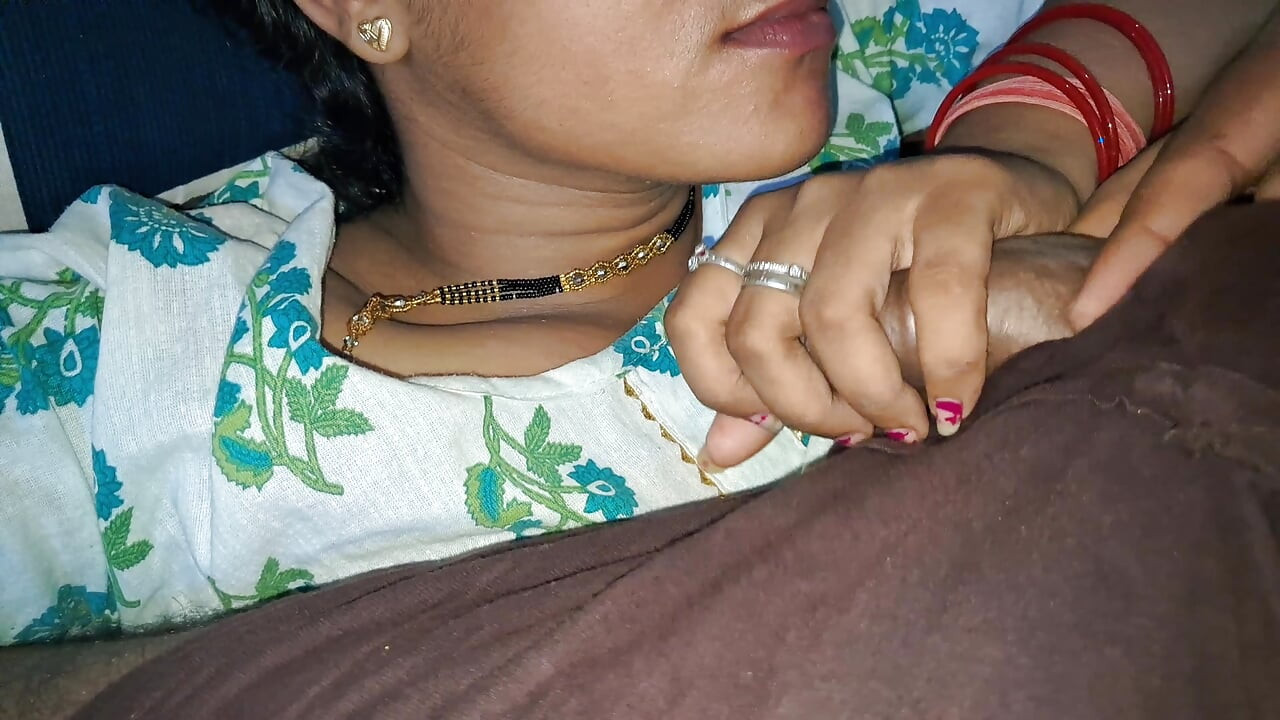 Indian girlfriend given blowjob till cum in mouth