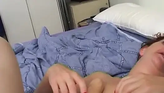 Edepsiz orta yaşlı seksi kadın yaraklar için sert bir arzuya sahip