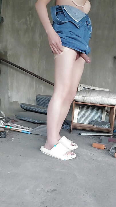 Shemale Ting Xuan outdoor mastuebate