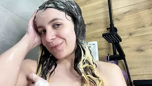 Meine teen unterwürfige stiefschwester bittet mich, ihren engen arsch in der dusche zu ficken