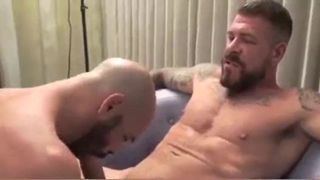 Татуированные мужики долбят задницу