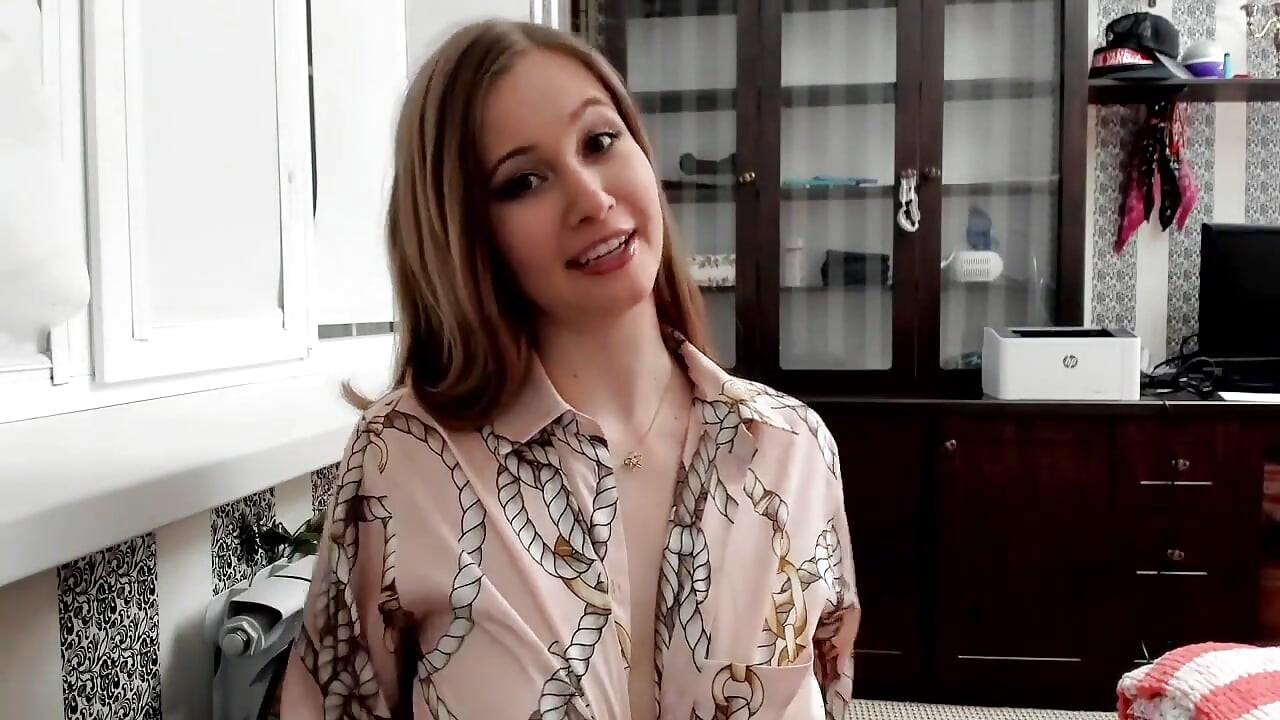 Si cantik muda menunjukkan teteknya dalam Chat Roulette