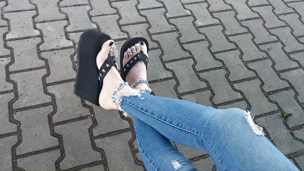 Sexy feet in black platforms, toe rings & anklets + ripped jeans