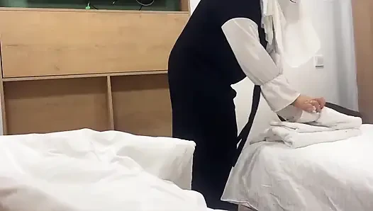 Pembantu Arab menggoda pelanggan hotel dengan memek sempitnya di kamar