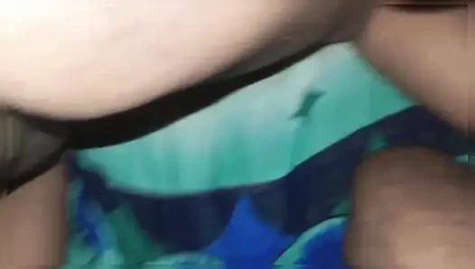 Teyze göğüslerini penise sürttü ve aynı zamanda poposunu da sevdirdi
