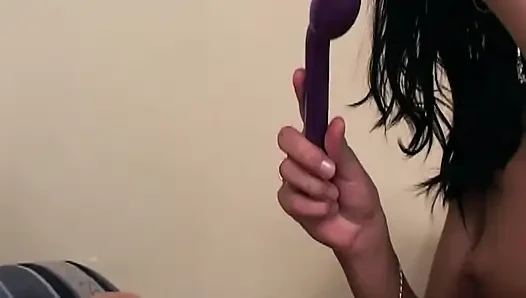 Esmerler amcık yalamadan ve oyuncakla oynamadan önce derinden öpüşüyor