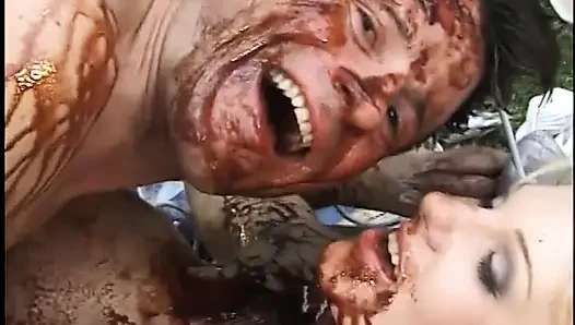 Cowok nakal dan tante seksi rambut pirang lagi asik ngentot sambil dientot pakai sirup cokelat
