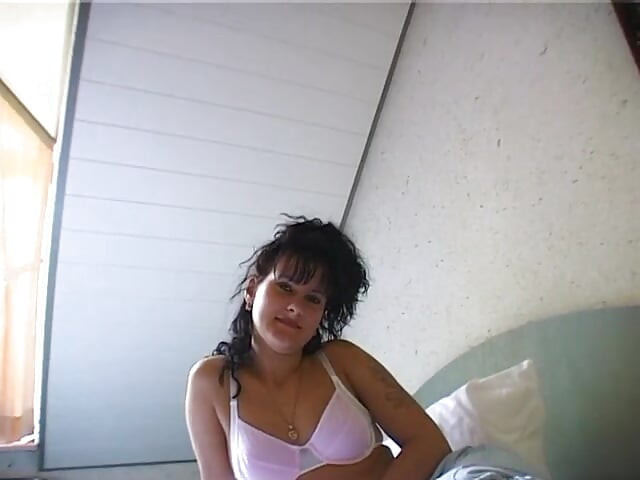 Pequena morena peituda está esfregando seu arrebatamento peludo