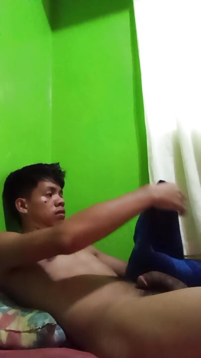 Philippino Twink Boy Jerks off in Bed, Huge Cumshot!
