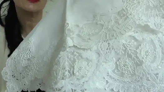 Мы нюхаем белые, царские кружевные платки - леди Виктория Валенте