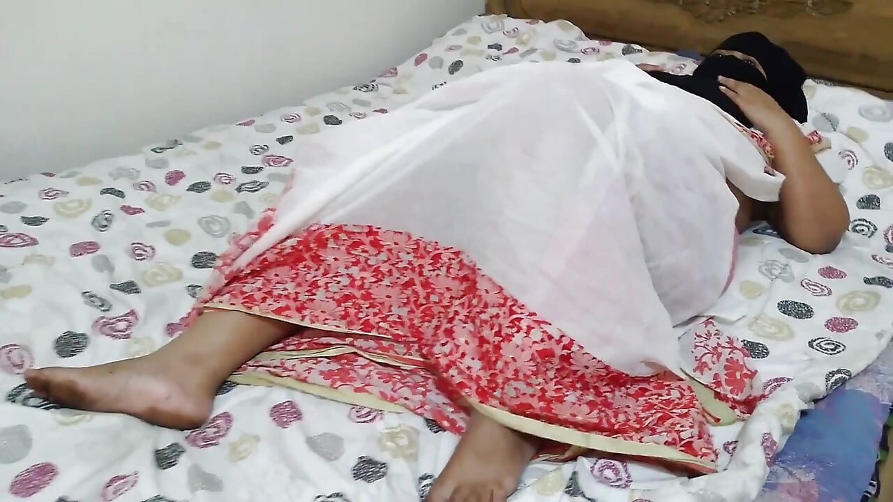 Mătușa indiană anormală de 35 de ani este futută de work boy hindi audio