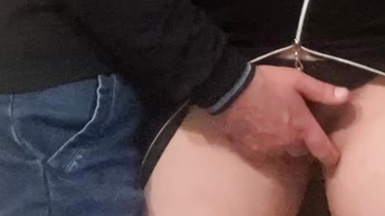 Memekku di-fingering sama orang asing di kereta bawah tanah