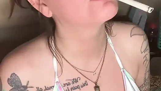 Chery Trees курит в бикини