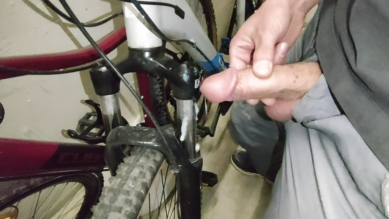 Clientul afirmă: amortizor care face zgomote ciudate, poate U sperma IT?   Ejaculare pe bicicletă în subsol