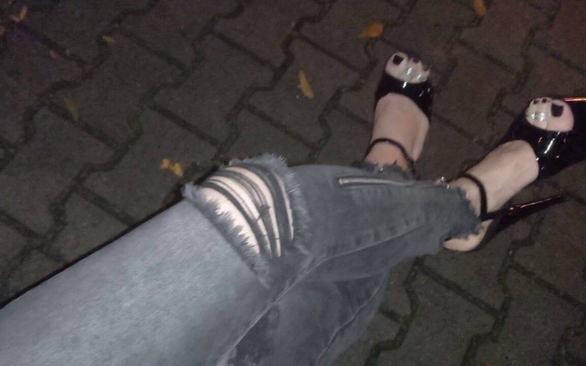 Crossdressing - Striptizeta u štiklama i uske traperice