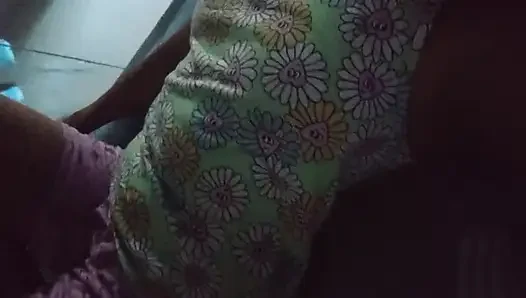 Büyük memeli ve ıslak amcıklı dildo şehveti ile banyo odasında Sri Lankalı kız musterbasyonu