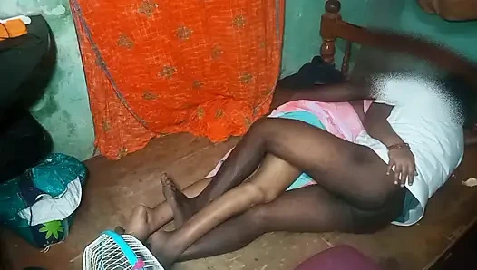 Kerala evli kadın kocasının arkadaşıyla seks yapıyor