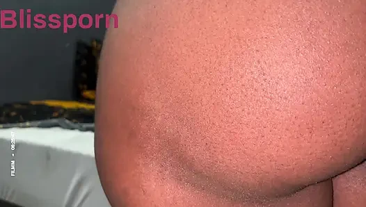 Cewek semok kulit hitam lagi asik twerking dan nyepong kontol raksasa pria kulit hitam