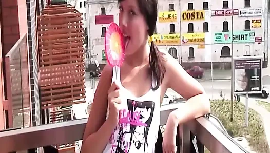 Брюнетка широко раздвигает розовую киску с Lollipop
