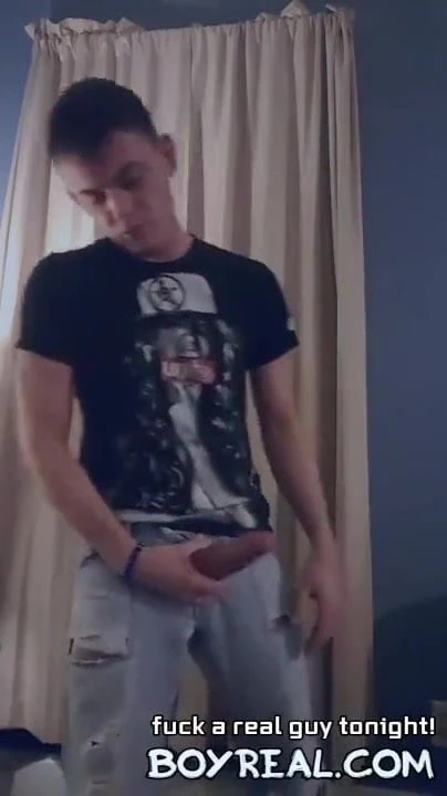 Hungitalianstallion светит его 10-дюймовым членом в джинсах