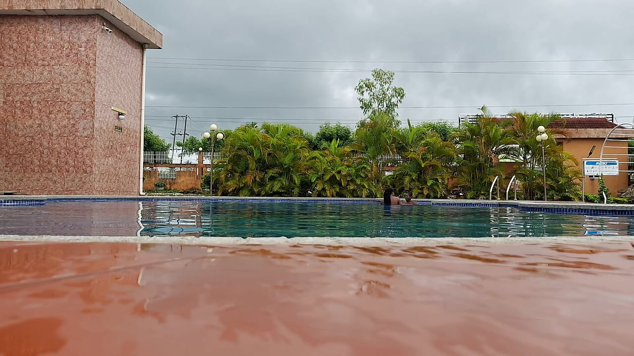 Spermă care plutește în piscină, sex dur în apă, orgasm dublu