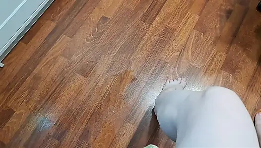 Dudukin kursi di lantai pakai sabun