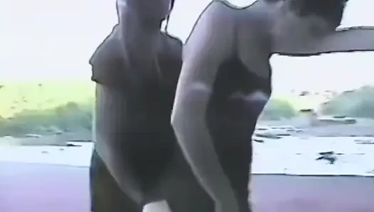 Tutkulu esmer kızlar patlamalı orgazm için yalıyor ve parmaklıyor