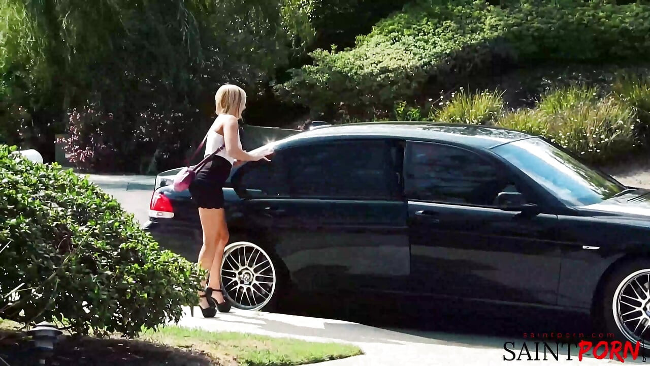 Kate 's usko telo glistens dok Jerry fingeruje, liže i jebe je na otvorenom