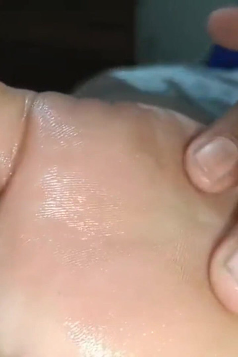 Nauljeni solo zadirkivanje s fetišom glatkih stopala