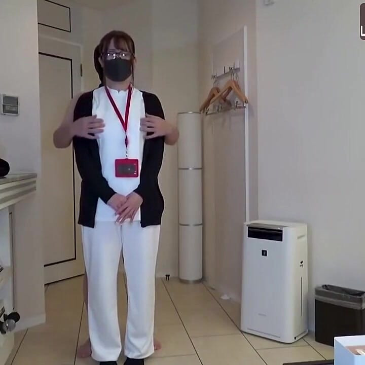 병원에서 유명한 Gyaru 간호사, 목구멍 깊숙한 쾌락이 반복되는 절정과 질싸 마무리로 이어진다