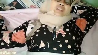 Une femme mariée de Bandung, en Indonésie, se fait baiser par un ami