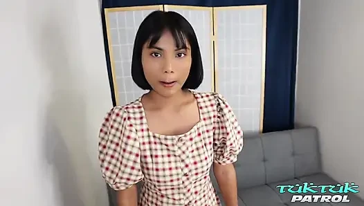 TukTukPatrol красивая тайская крошка пробует мясистую сперму иностранца