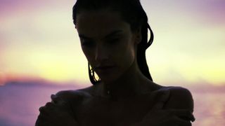 Alessandra Ambrosio - lumière du coucher du soleil