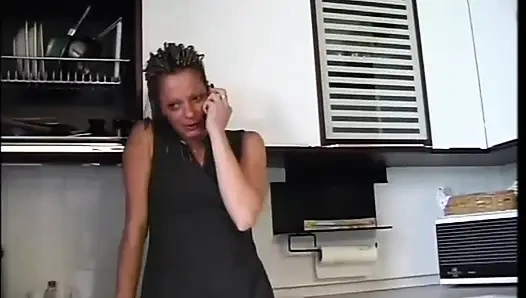 Sürtük orta yaşlı seksi kadının üçlü seksi iki büyük klasik yarakla sikiliyor ve ağzına boşalıyor