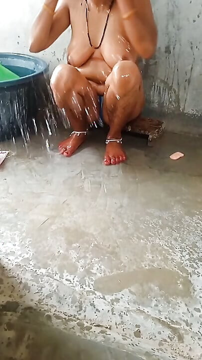 Gudi Bhabhi's Bathing Sex Video Bathroom Sex Bhabhi Hindi