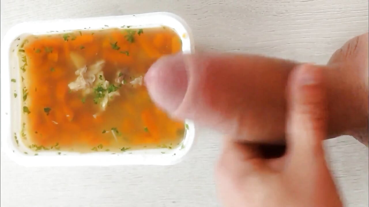 Sopa con semen propio: sabor a la comida entregada del restaurante con su propio sabor y probándolo