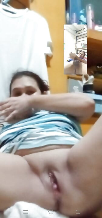 Hoje à noite, fazemos ao vivo por vídeo chamada. ela me seduz muito
