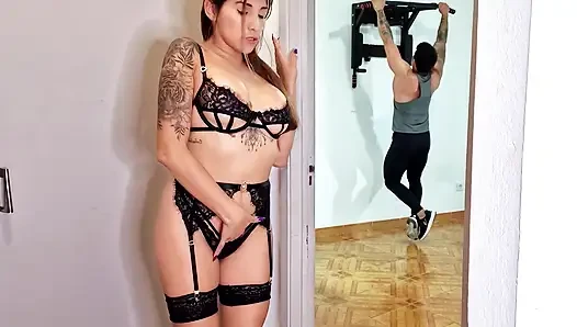Atemberaubende MILF in dessous bittet ihren stiefsohn, sie zu ficken, während ihr ehemann weg ist!