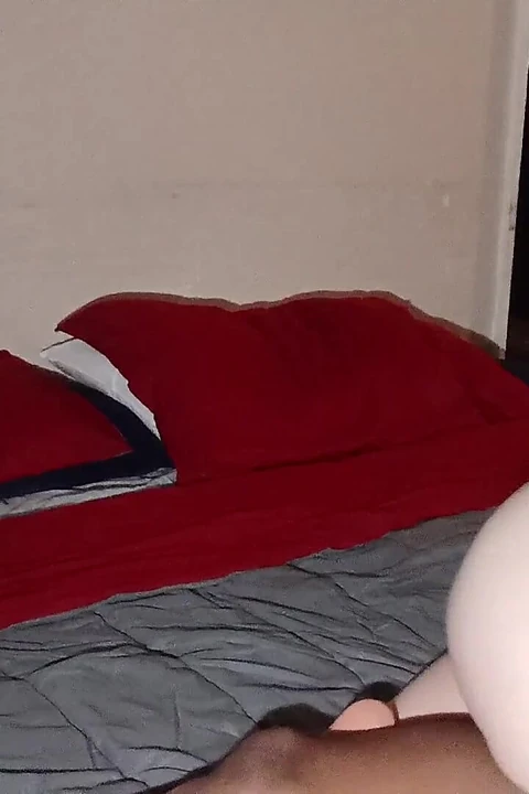 Cewek kulit putih ini dientot habis-habisan sampai dia keenakan!