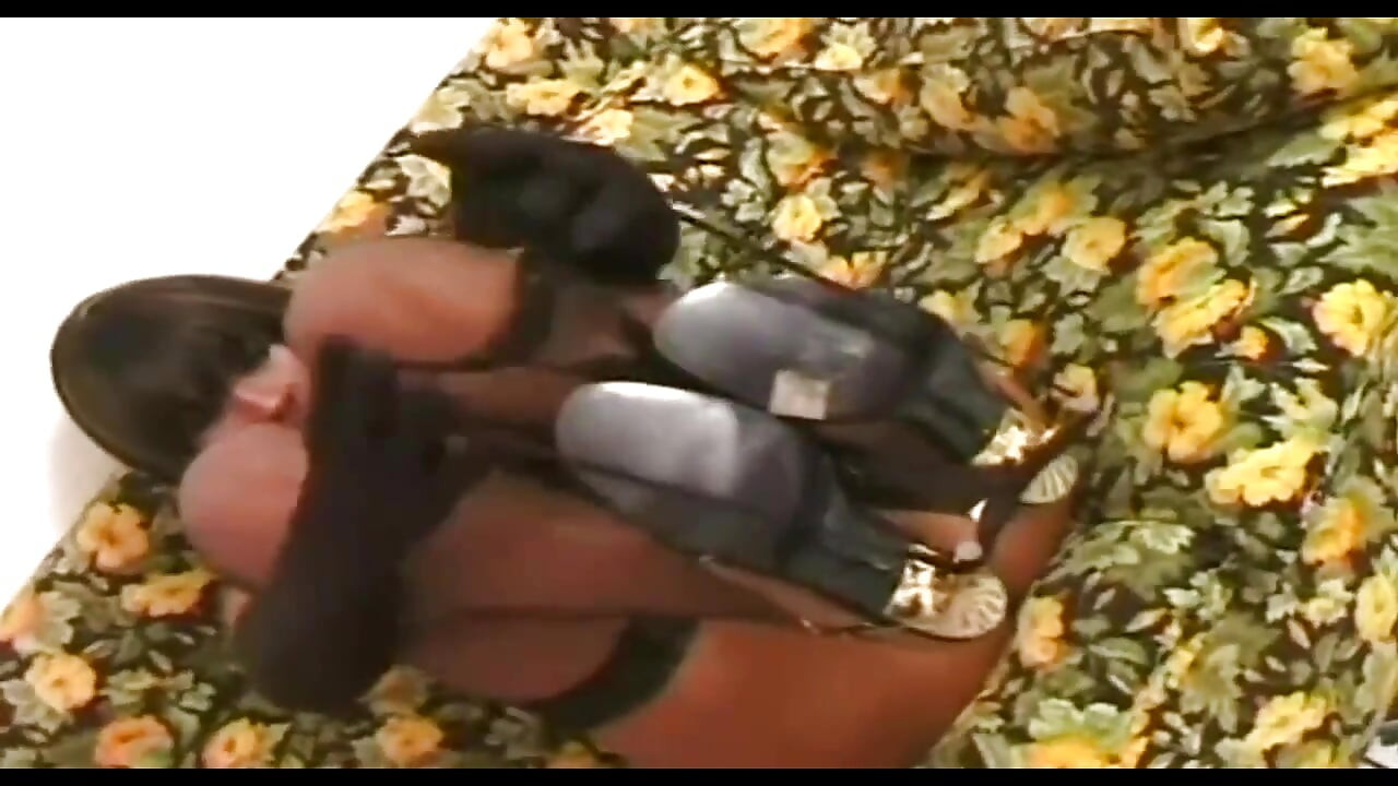 Грудастую латинскую милфу-транс трахнул в задницу и камшот в рот огромным винтажным членом