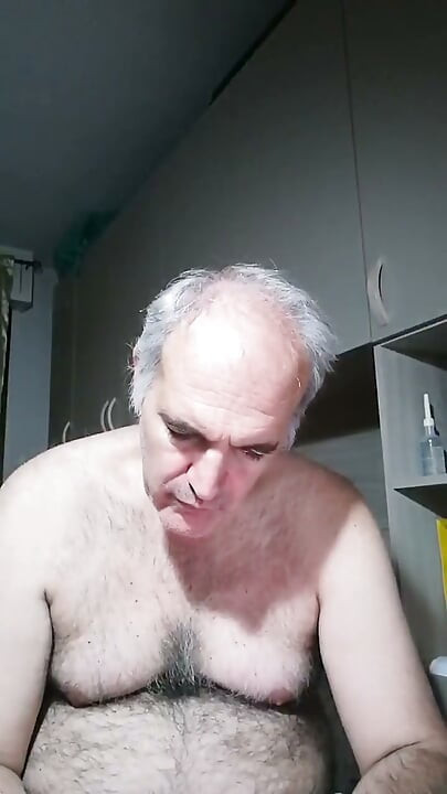 Fac pipi și îmi bag un deget în fund și mă masturbez 2 ore!