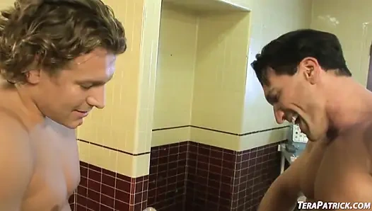 Courtney james si cewek hot rambut cokelat dientot sama dua pria