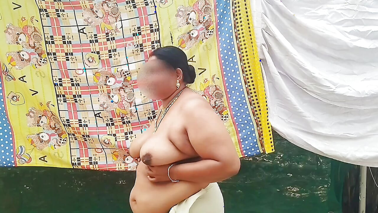 Indiancă bhabi îmbrăcată tradițională în kerala care își expune sânii uriași și sexy, mergând fără sutien