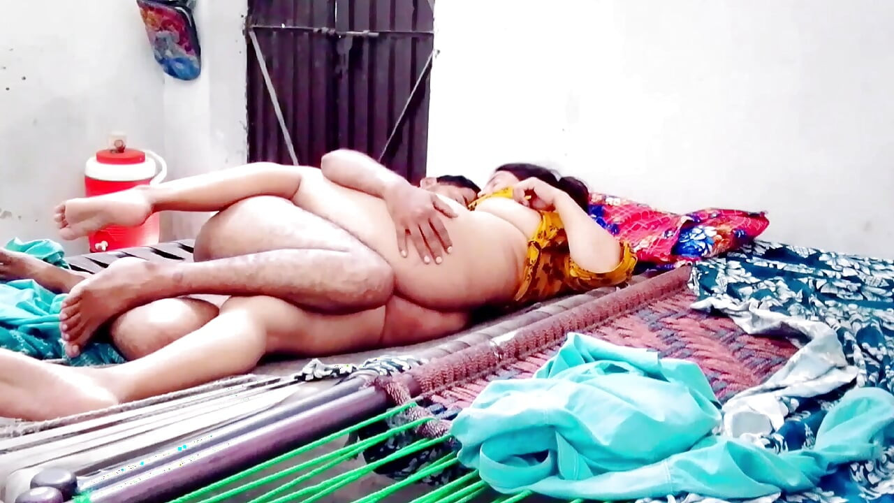 Parte  andato a casa di bhabhi durante le vacanze estive e mi diverto molto con il mio adorabile india, catturato in camer